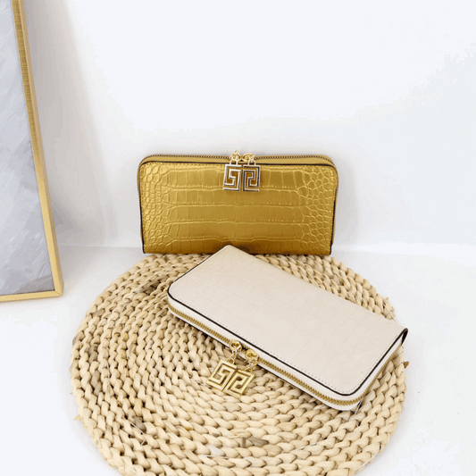 2 Purses in the image